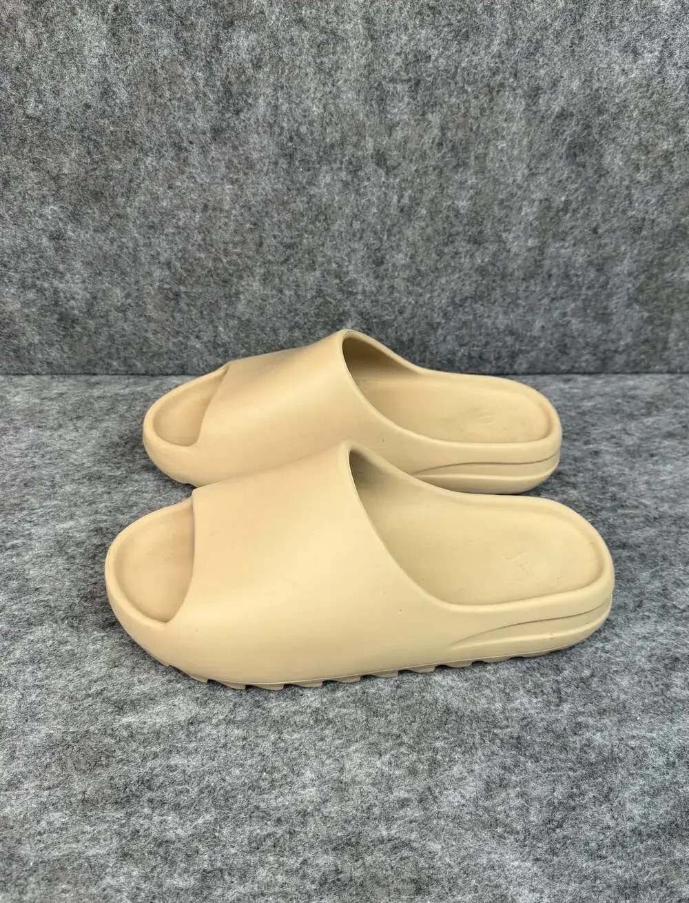 Adidas Yeezy Slide Desert Sand Size 11 US